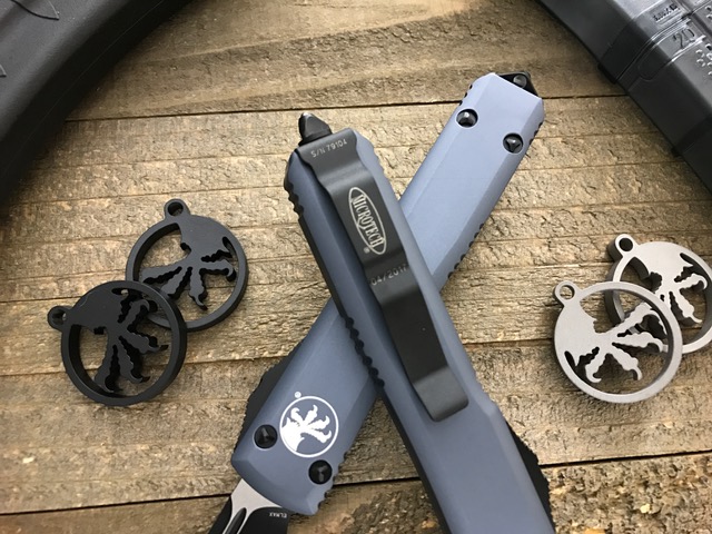 Нож Microtech Ultratech Black 121-1GY с автоматическим открытием/закрытием клинка.