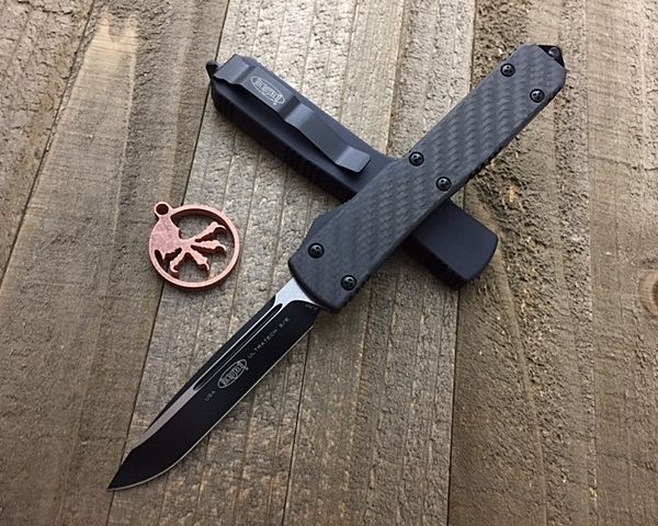 Нож Microtech Ultratech Satin 121-1CF с автоматическим открытием/закрытием клинка.