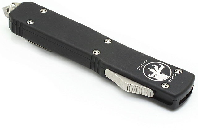 Нож Microtech Ultratech Satin 123-4 с автоматическим открытием/закрытием клинка.