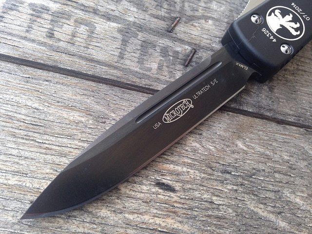 Нож Microtech Ultratech Satin 121-1 с автоматическим открытием/закрытием клинка.