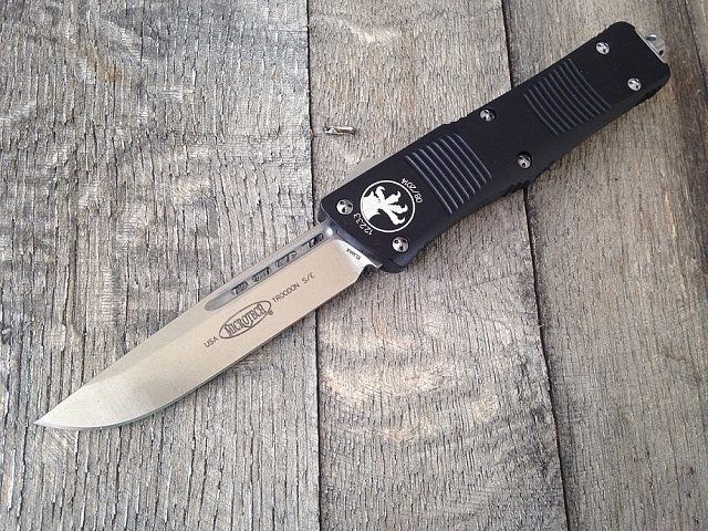 Нож Microtech Trodon Black 139-4 с автоматическим открытием/закрытием клинка.