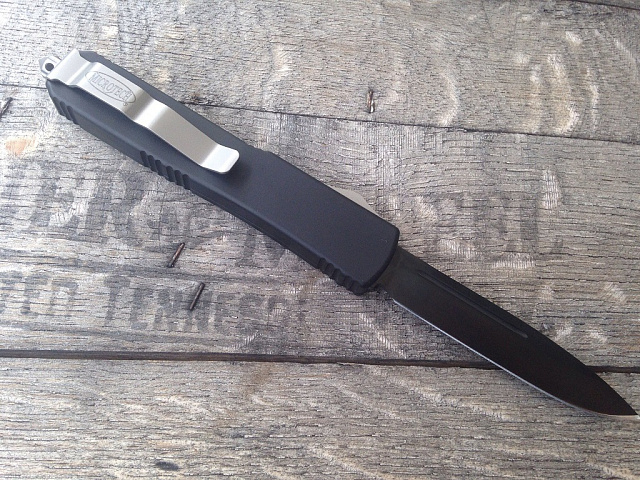 Нож Microtech Ultratech Satin 121-1 с автоматическим открытием/закрытием клинка.